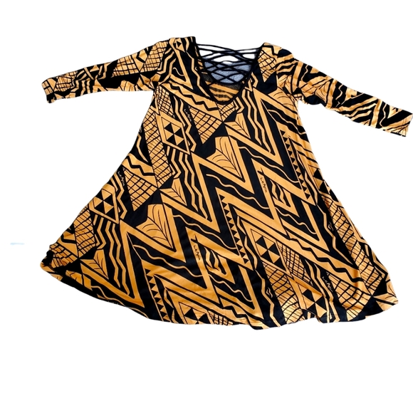 Missing Polynesian co. dress with island inspired patterns - Picture 3 of 4